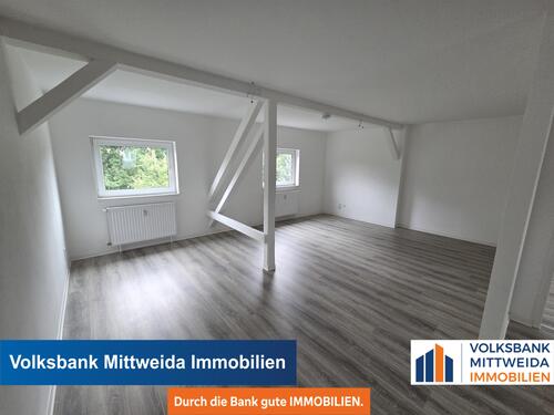 Wohnzimmer - Helle 3-Zimmer-Dachgeschosswohnung mit Sichtbalken in Chemnitz-Hilbersdorf!