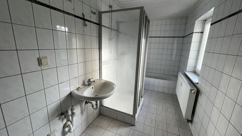 Bad mit Wanne und Dusche - 