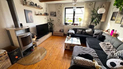 Wohnzimmer mit Kamin - 8 Zimmer Einfamilienhaus zum Kaufen in Mittweida