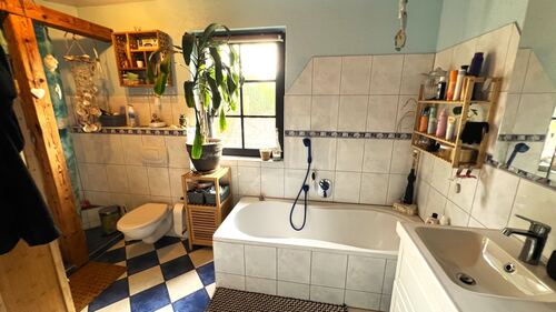 Masterbad mit Wanne, Dusche und WC - 