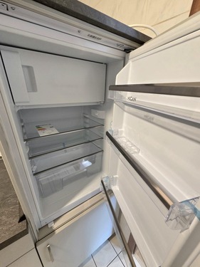 Kühlschrank mit Gefrierfach - 2 Zimmer Dachgeschoßwohnung in Chemnitz