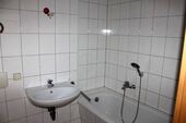 Bad mit Wanne, WC und Waschbecken - 