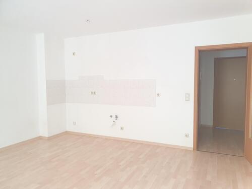 Wohnzimmer mit offener Küche - 