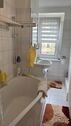 Bad mit Wanne, WC und Waschbecken - 