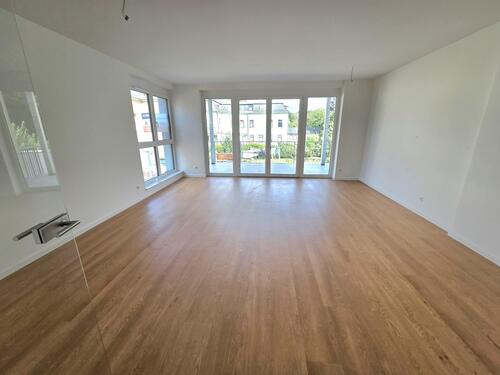 Wohnzimmer mit offenem Küchenbereich - 3 Zimmer Etagenwohnung in Burgstädt