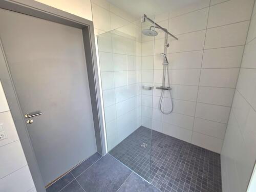 Gästebad mit ebenerdiger Dusche - 