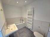 Hauptbad mit Badewanne - 