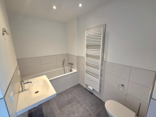 Hauptbad mit Badewanne - 