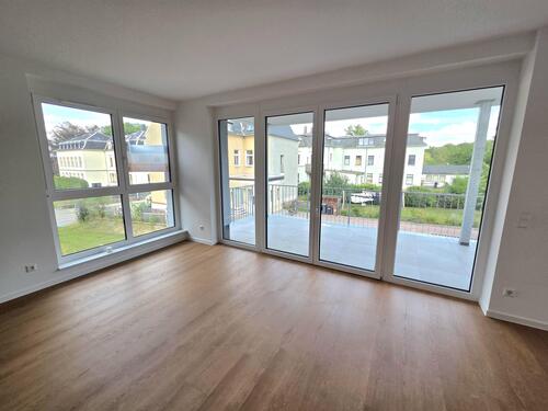 große Glasfronten - Großzügige 3-Zimmer-Wohnung mit XXL-Balkon im 1.OG -Neubau-Tiefgarage-Aufzug!