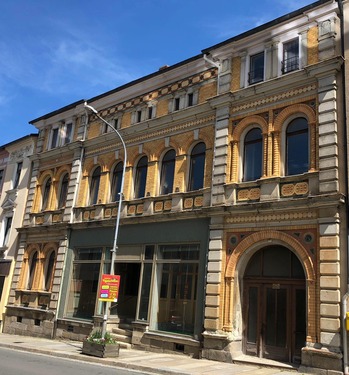 Hausansicht vor Sanierung - 3 Zimmer Etagenwohnung zur Miete in Falkenstein