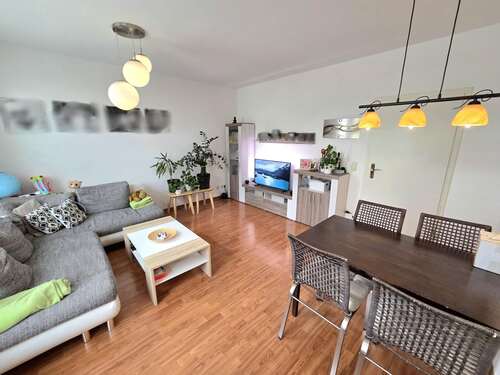 Wohnzimmer - 3 Zimmer Erdgeschoßwohnung zur Miete in Chemnitz