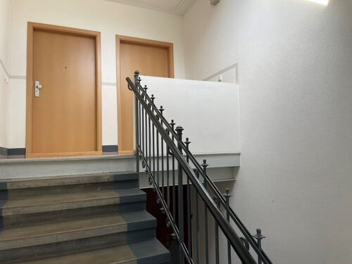 Treppenhaus mit Wohnungstür links - 3 Zimmer Dachgeschoßwohnung in Chemnitz