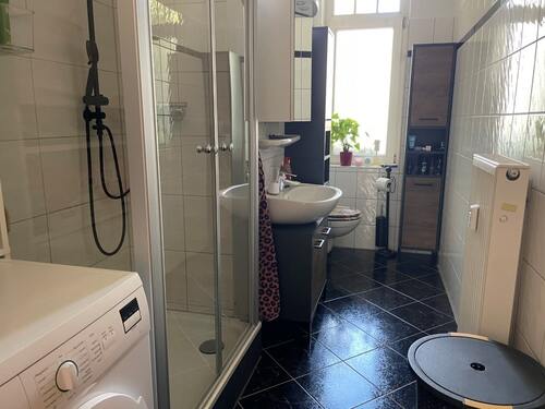Bad mit Dusche - 