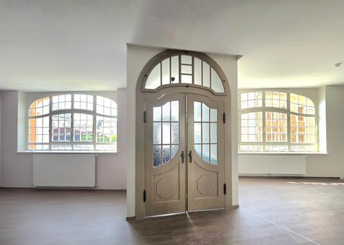 Eingangsbereich mit Flügel-Tür - Büro zur Miete in Mittweida