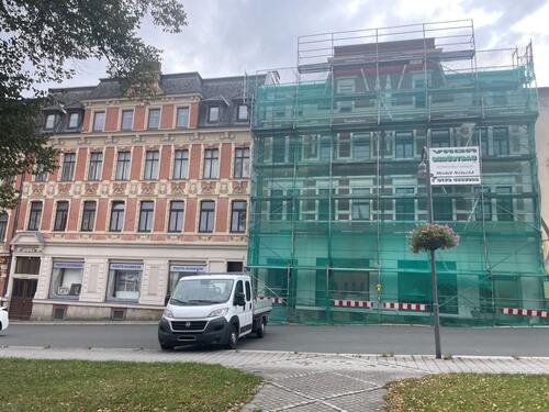 Hausansicht mit Gerüst - 5 Zimmer Dachgeschoßwohnung zur Miete in Falkenstein