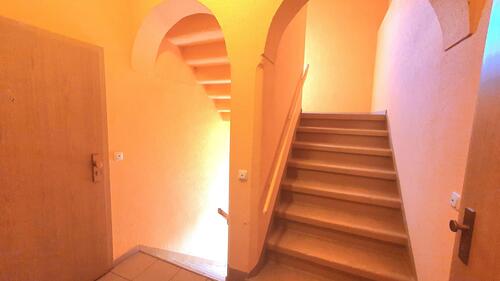 Treppenhaus - 10 Zimmer Mehrfamilienhaus, Wohnhaus zum Kaufen in Penig