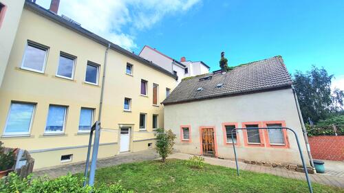 Rückansicht mit Nebengebäude - 