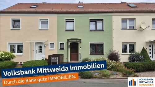 Hausansicht Straße - Charmantes Reihenmittelhaus mit gepflegtem Garten in ruhiger Lage