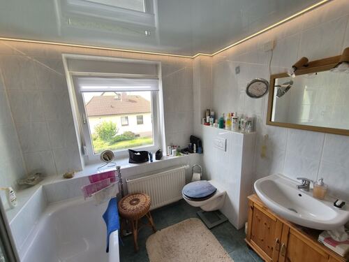 Badezimmer mit Duschwanne 1. OG - Reihenmittelhaus mit 105,00 m&sup2; in Mittweida zum Kaufen