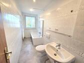 Tageslichtbad mit Badewanne... - 