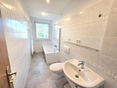Tageslichtbad mit Badewanne... - 