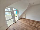 bodentiefe Fenster im Wohnzimmer - 2 Zimmer Maisonettenwohnung zur Miete in Chemnitz
