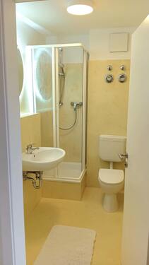 Bad mit Dusche - 