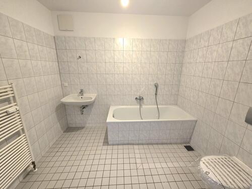 erstes Bad mit Wanne - 