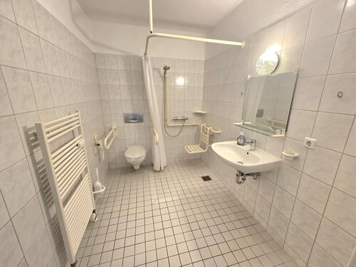 zweites Bad mit Dusche - 