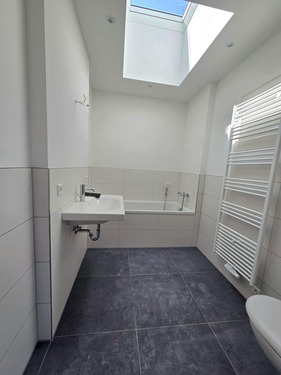 2. Bad mit Oberlicht und Badewanne - 