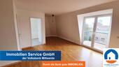 Wohnzimmer mit Zugang zum Balkon - Gemütliche 3-Zimmer-Wohnung mit Balkon und Einbauküche