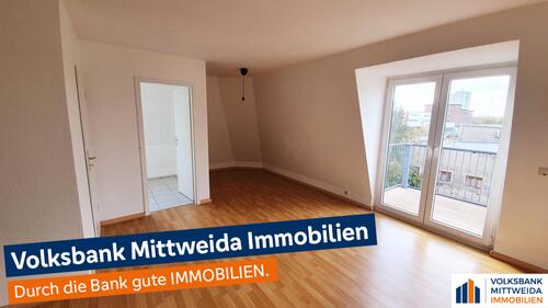 Wohnzimmer mit Zugang zum Balkon - Gemütliche 3-Zimmer-Wohnung mit Balkon und Einbauküche