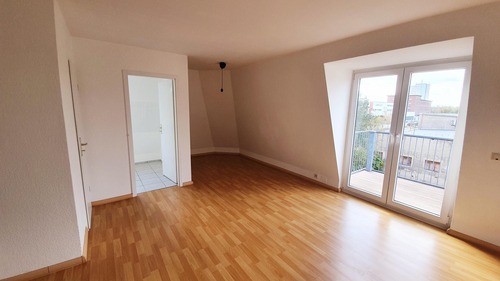 Wohnzimmer mit Zugang zum Balkon - 3 Zimmer Dachgeschoßwohnung zur Miete in Chemnitz