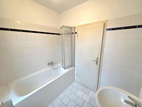 Tageslichtbad mit Wanne... - 