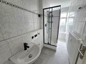 Tageslichtbad mit Dusche... - 