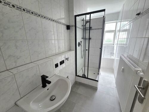 Tageslichtbad mit Dusche... - 