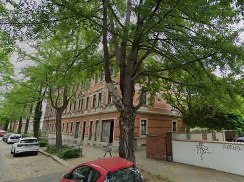 Hausansicht - Straßenseite mit Giebel - 3 Zimmer Dachgeschoßwohnung in Dresden