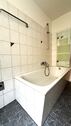 Bad mit Wanne, WC und Waschbecken - 