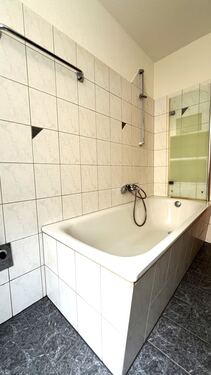 Bad mit Wanne, WC und Waschbecken - 