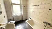 Bad mit Wanne, WC und Waschbecken - 