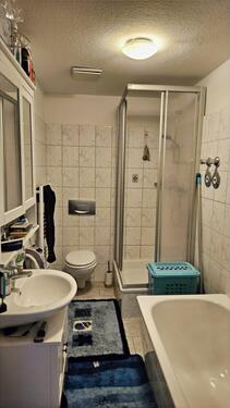 Bad mit Dusche und Badewanne - 