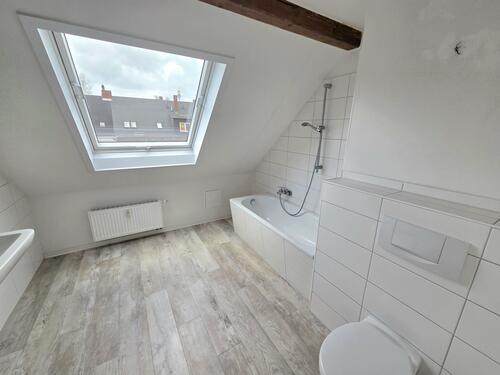 ...und Badewanne - 3 Zimmer Dachgeschoßwohnung zur Miete in Chemnitz