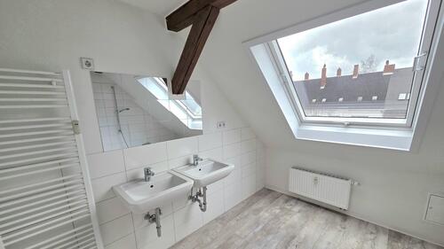 Tageslichtbad mit Doppelwaschtisch... - Gemütliche 3-Zimmer-Dachgeschosswohnung mit Sichtbalken in Chemnitz-Hilbersdorf!