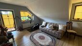 Wohnzimmer mit Ausgang zum Balkon im DG - 