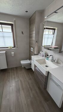 Bad mit Dusche und WC im EG - 