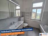 Tageslichtbad mit Badmöbel... - Exklusive 4-Zimmer-Wohnung im Herzen von Mittweida – Erstbezug nach Kernsanierung!