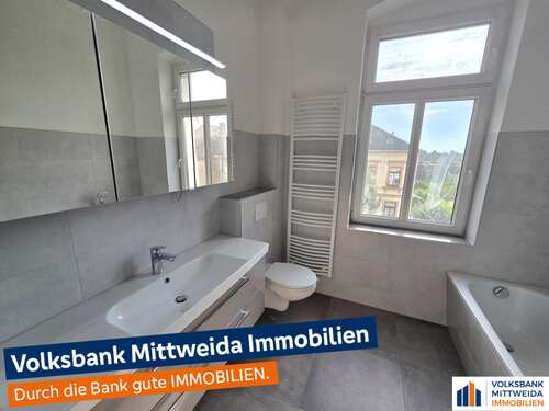 Tageslichtbad mit Badmöbel... - Exklusive 4-Zimmer-Wohnung im Herzen von Mittweida – Erstbezug nach Kernsanierung!