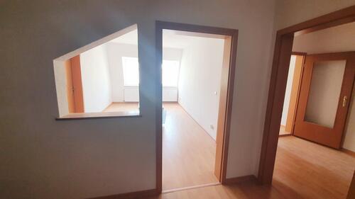 Blick von der Küche ins Wohnzimmer - 3 Zimmer Dachgeschoßwohnung in Mittweida