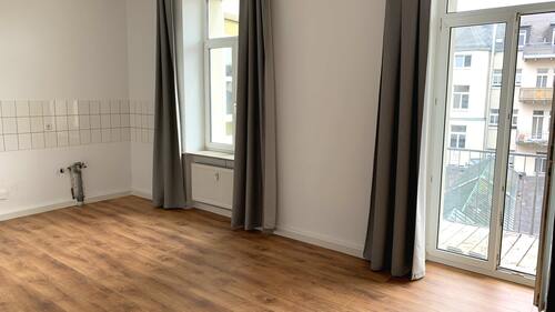 Wohnzimmer mit offener Küche - 2 Zimmer Etagenwohnung in Mittweida