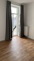 Wohnzimmer mit Ausgang zum Balkon - 